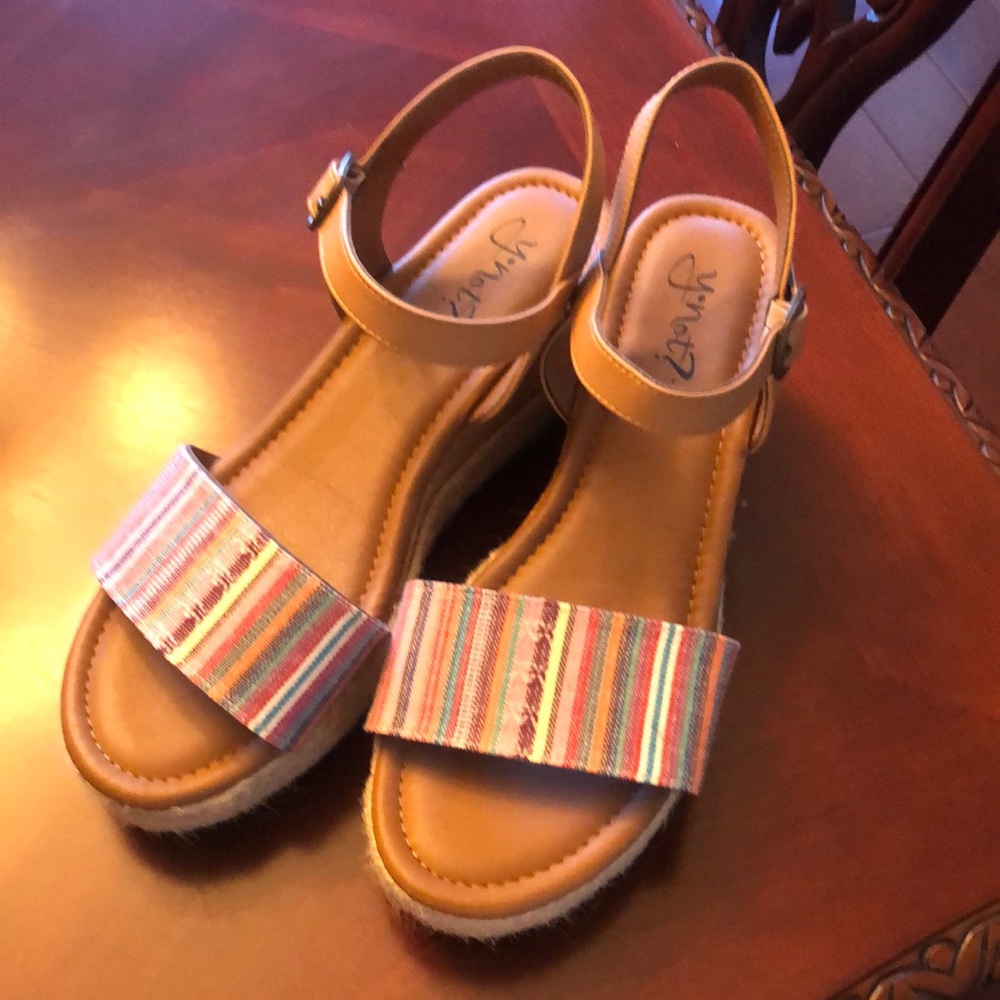 YKnot Sandals Sz 8.5  Adorable goes with everything  🌈 excellent condition